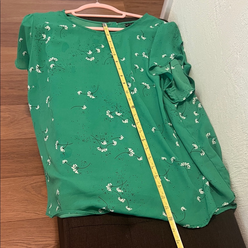 #1625** Green Floral Short-Sleeve Women's Blouse - Elegant Everyday Top - Picture 4 of 9